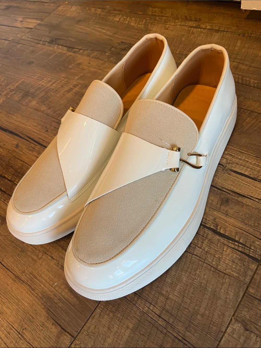 Men's Slip-On Loafers in Cream and White With Stylish Hook